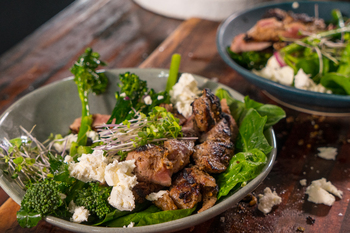 Prego Steak, Spinach, Broccoli & Red Onion Salad